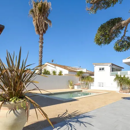 4 Bedroom Amazing In Kaukana Holiday home *